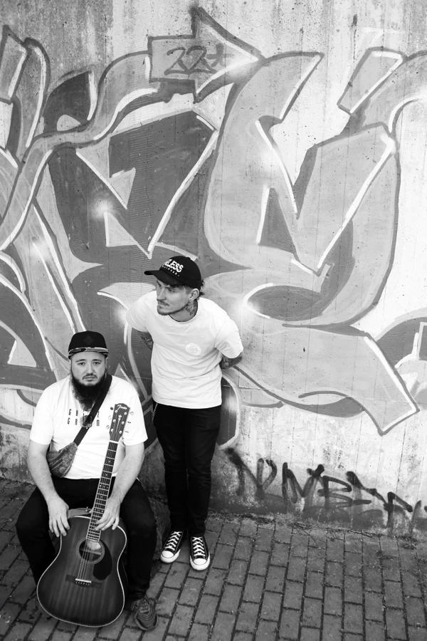 Romans Nailed It Bandfoto vor Graffiti Wand mit Gitarre – Singer Songwriter Punk Duo aus Deutschland