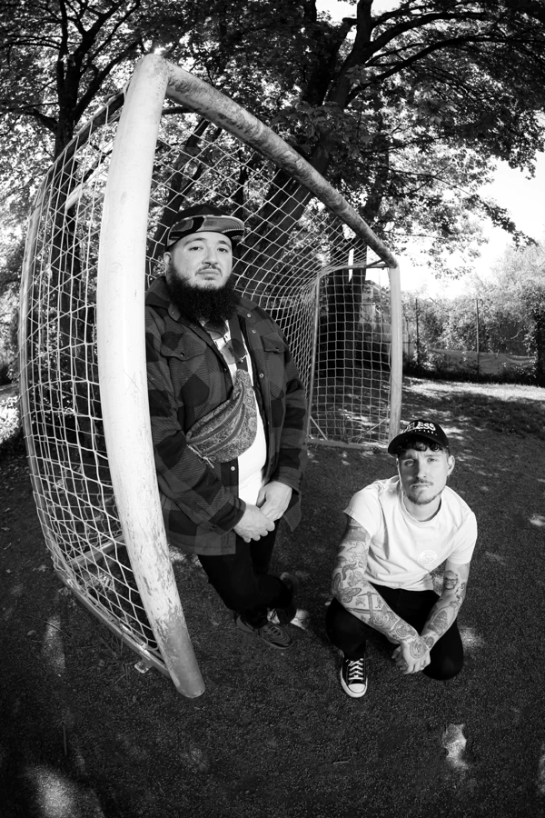 Romans Nailed It Bandfoto Schwarzweiß – Singer Songwriter Punk Duo aus Deutschland vor einem Fußballtor